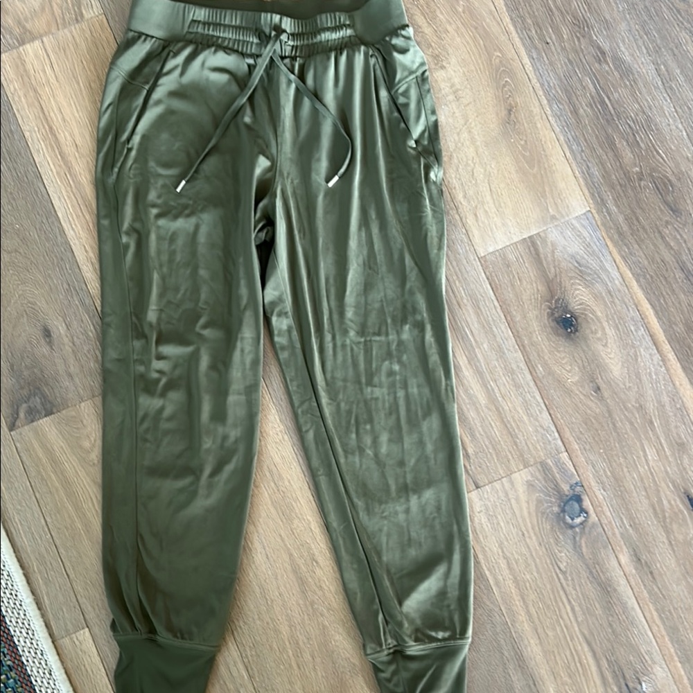 🎉CLEARANCE Like new Cali Olive Green Jogger Pants size S